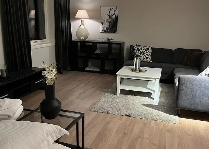 Lägenhet And Spacious With 3 Bedrooms And Beds For 10 Persons